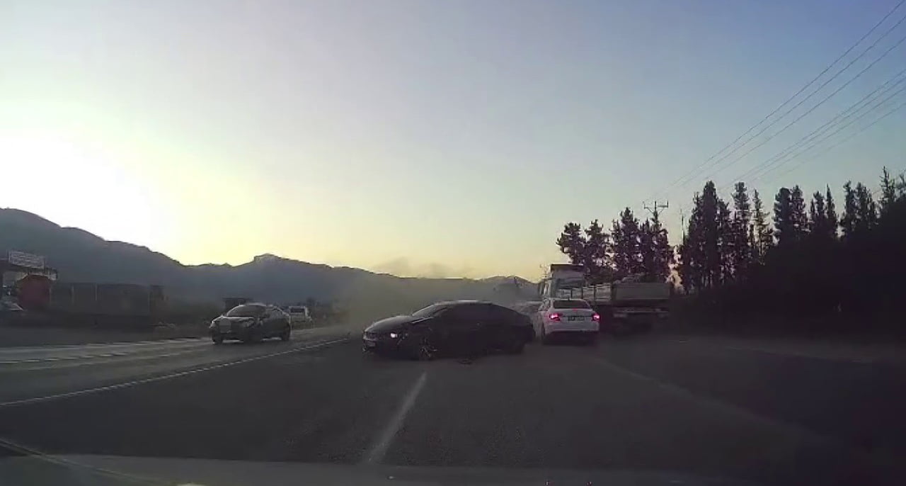 HATAY’DA SEYİR HALİNDE İLERLEYEN OTOMOBİLİN AYNI İSTİKAMETTEKİ BAŞKA BİR OTOMOBİLLE ÇARPIŞARAK...