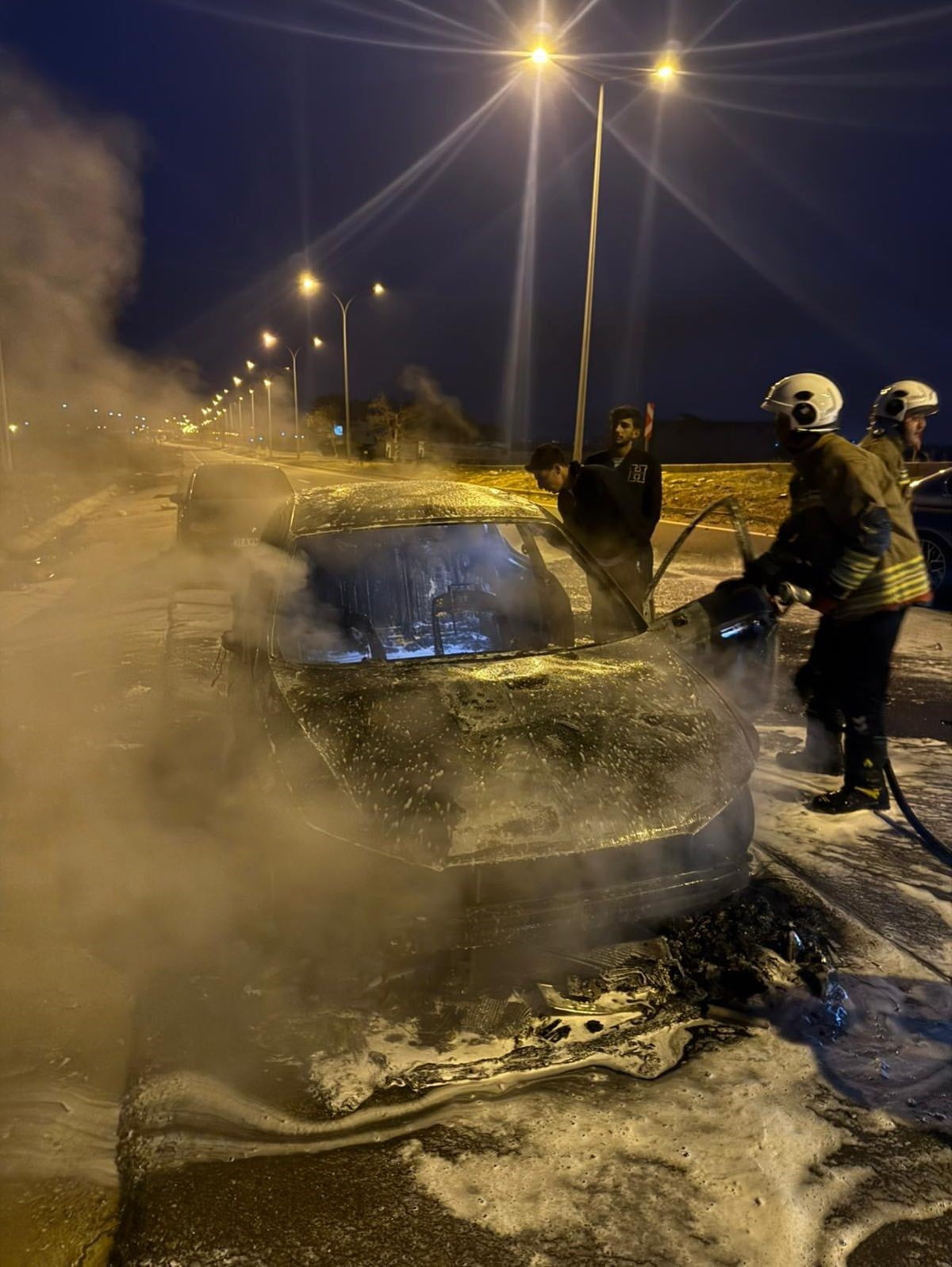 HATAY’DA SEYİR HALİNDEYKEN ALEVLERE TESLİM OLAN OTOMOBİL YANARAK KULLANILMAZ HALE GELDİ.
