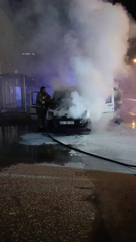 HATAY’DA SEYİR HALİNDEYKEN MOTOR KISMI ALEV ALAN ARAÇTA ÇIKAN YANGINI İTFAİYE SÖNDÜRDÜ.