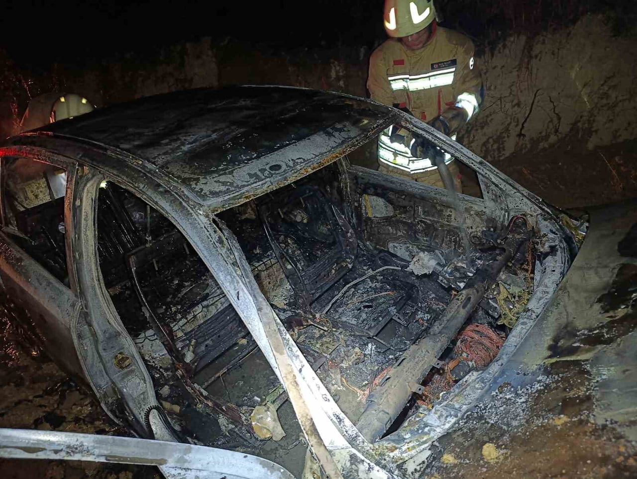 HATAY’DA SEYİR HALİNDEYKEN YANMAYA BAŞLAYAN OTOMOBİL ALEVLERE TESLİM OLDU. YANGINDA OTOMOBİL...