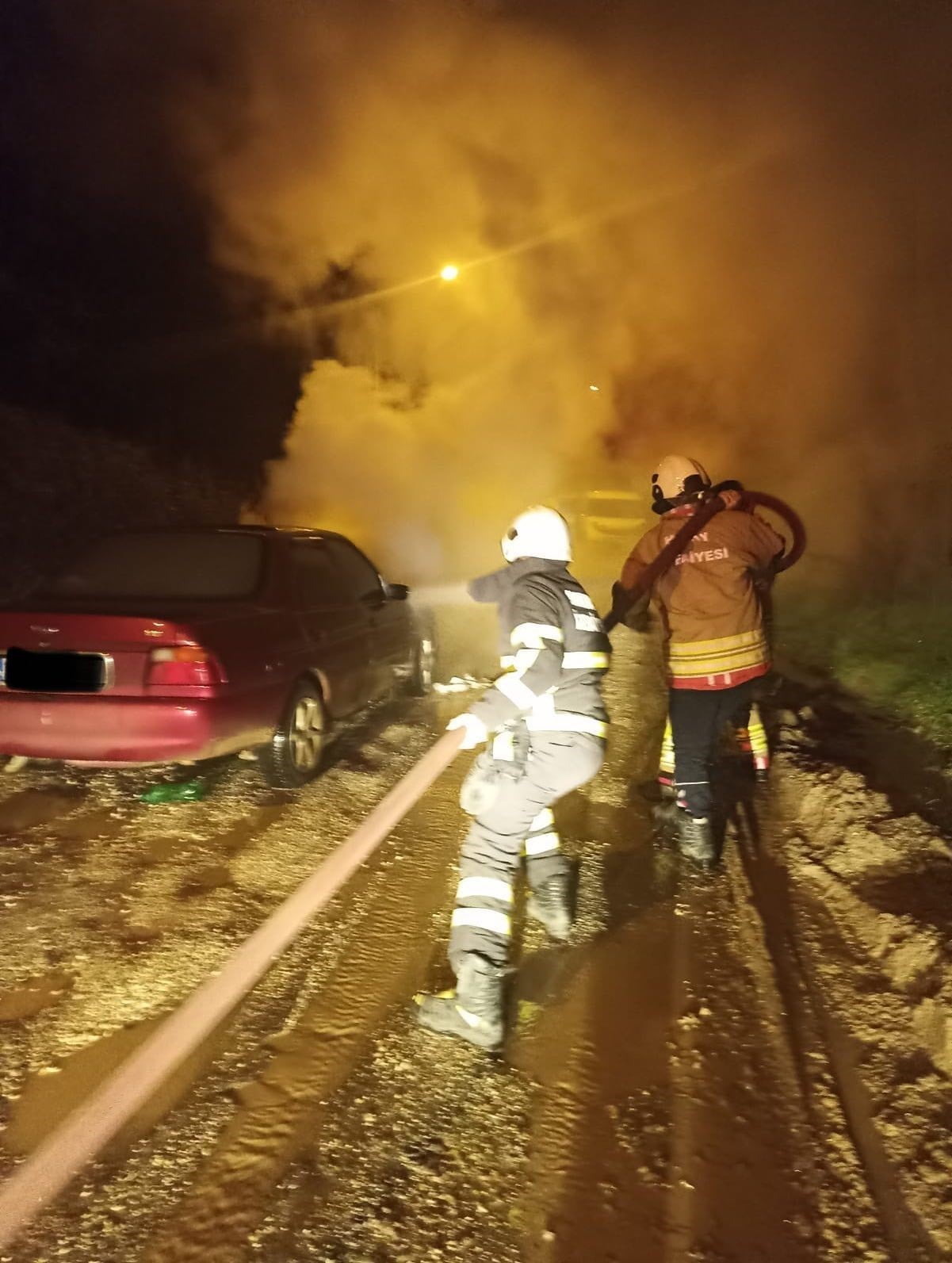 HATAY’DA SEYİR HALİNEYKEN MOTOR KISMI YANAN OTOMOBİLDE HASAR OLUŞTU.