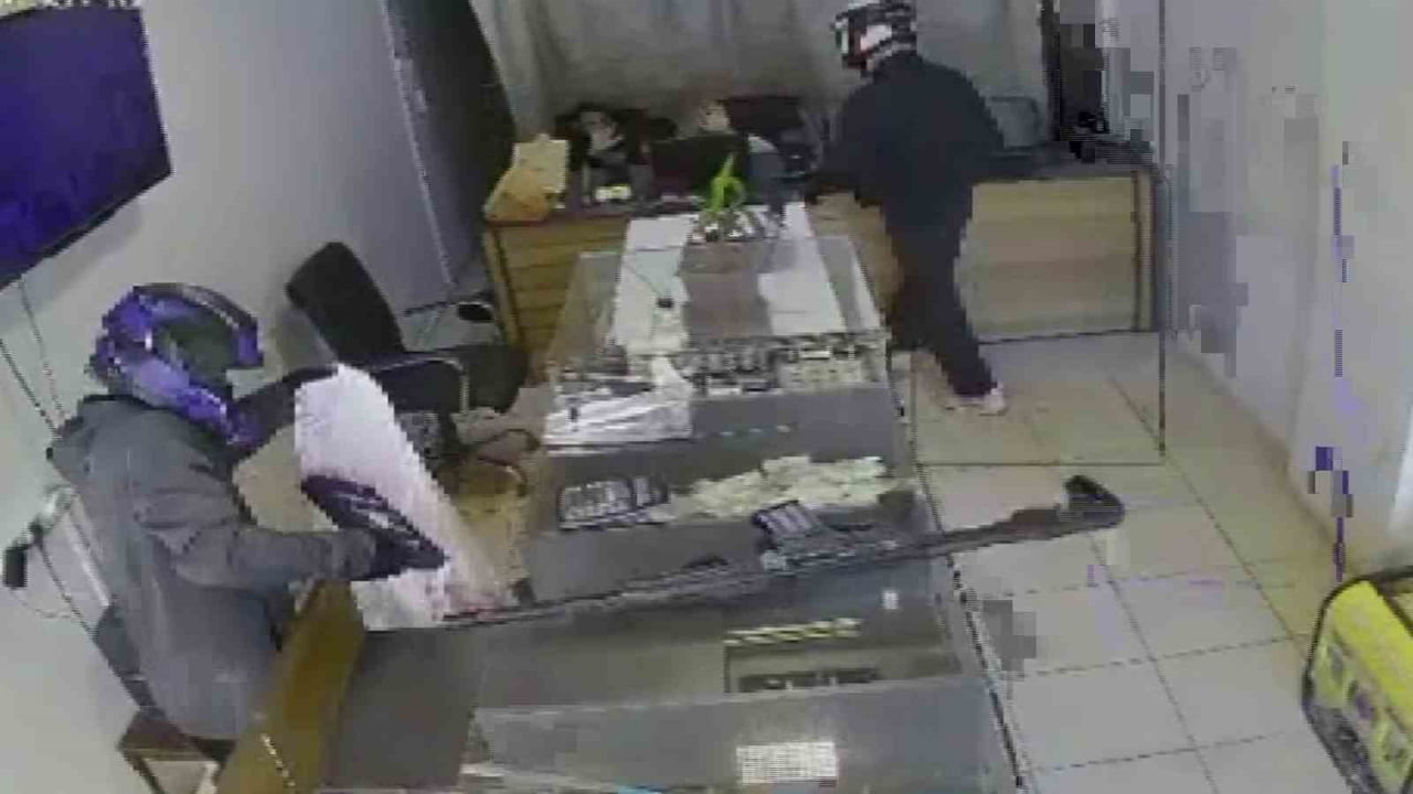 HATAY’DA SİLAHLI VE KASKLI 2 HIRSIZIN KUYUMCUDAKİ ALTINLARI 3 DAKİKA İÇERİSİNDE ÇALDIĞI ANLAR...