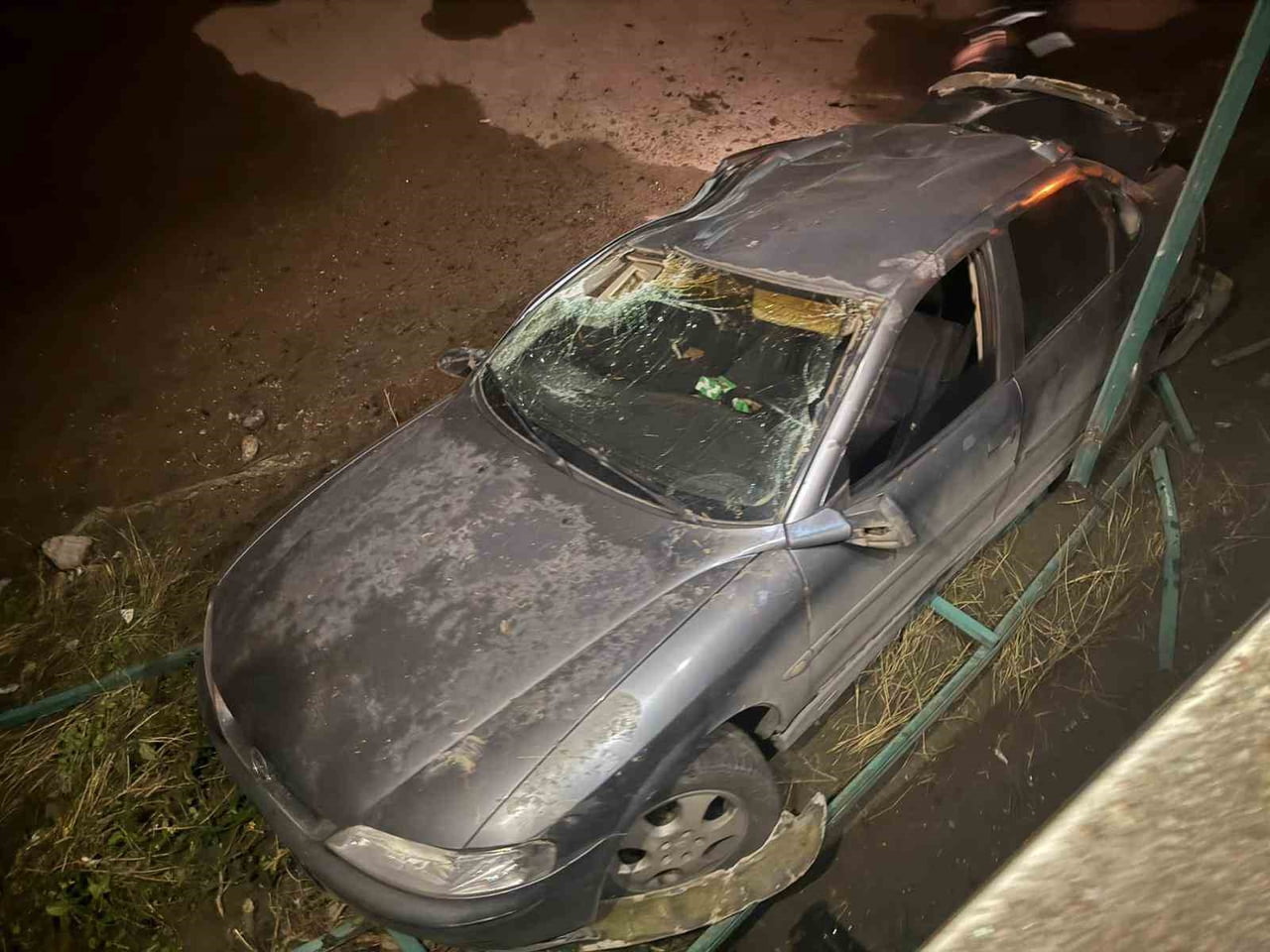 HATAY’DA SÜRÜCÜSÜNÜN DİREKSİYON HAKİMİYETİNİ KAYBETMESİYLE SU KANALINA UÇAN OTOMOBİLDEKİ 3 KİŞİ...