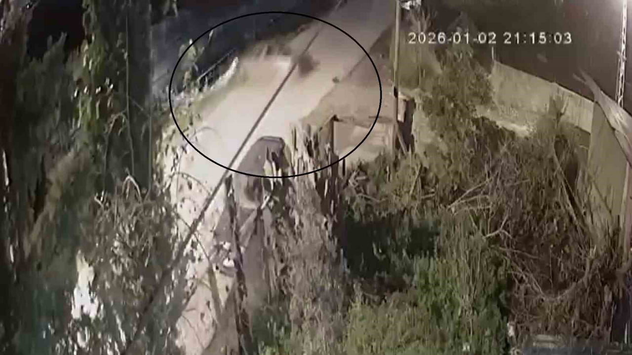 HATAY’DA SÜRÜCÜSÜNÜN DİREKSİYON HAKİMİYETİNİ KAYBETMESİYLE SU KANALINA UÇAN OTOMOBİLDEKİ 3 KİŞİ...