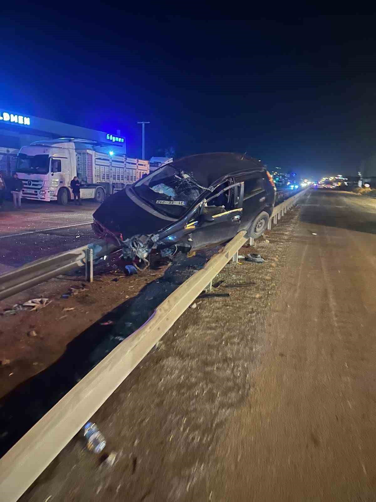 HATAY’DA SÜRÜCÜSÜNÜN KONTROLÜNÜ KAYBETMESİYLE ORTA REFÜJE ÇIKAN OTOMOBİLİN SÜRÜCÜSÜ...