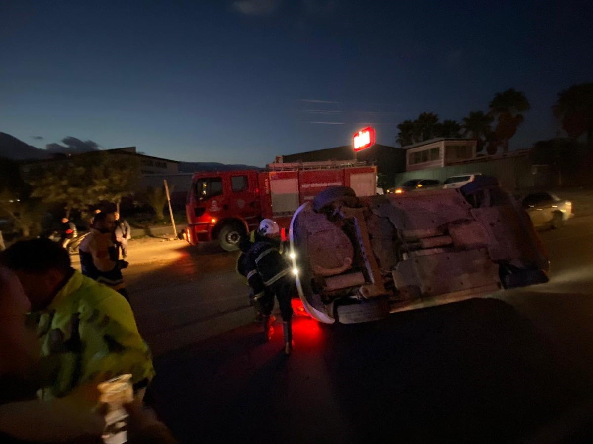 HATAY’DA TAKLA ATARAK YAN YATAN OTOMOBİLİN SÜRÜCÜSÜ YARALANDI.