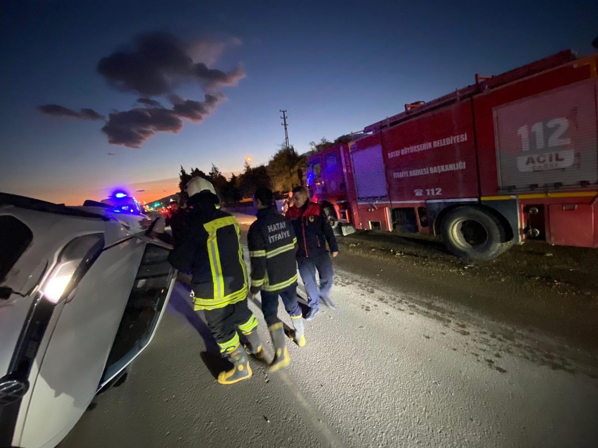 HATAY’DA TAKLA ATARAK YAN YATAN OTOMOBİLİN SÜRÜCÜSÜ YARALANDI.
