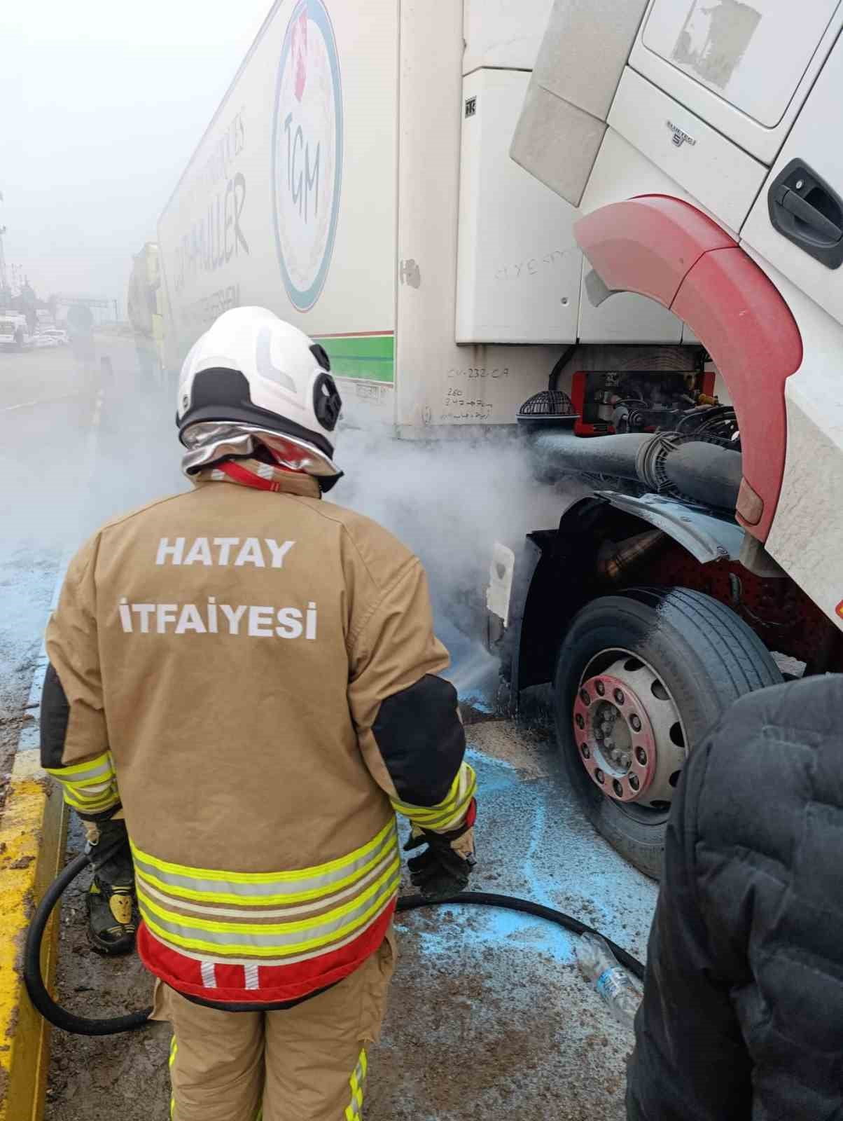 HATAY’DA TIRIN MOTOR KISMINDA ÇIKAN YANGIN İTFAİYE EKİPLERİ TARAFINDAN BÜYÜMEDEN...