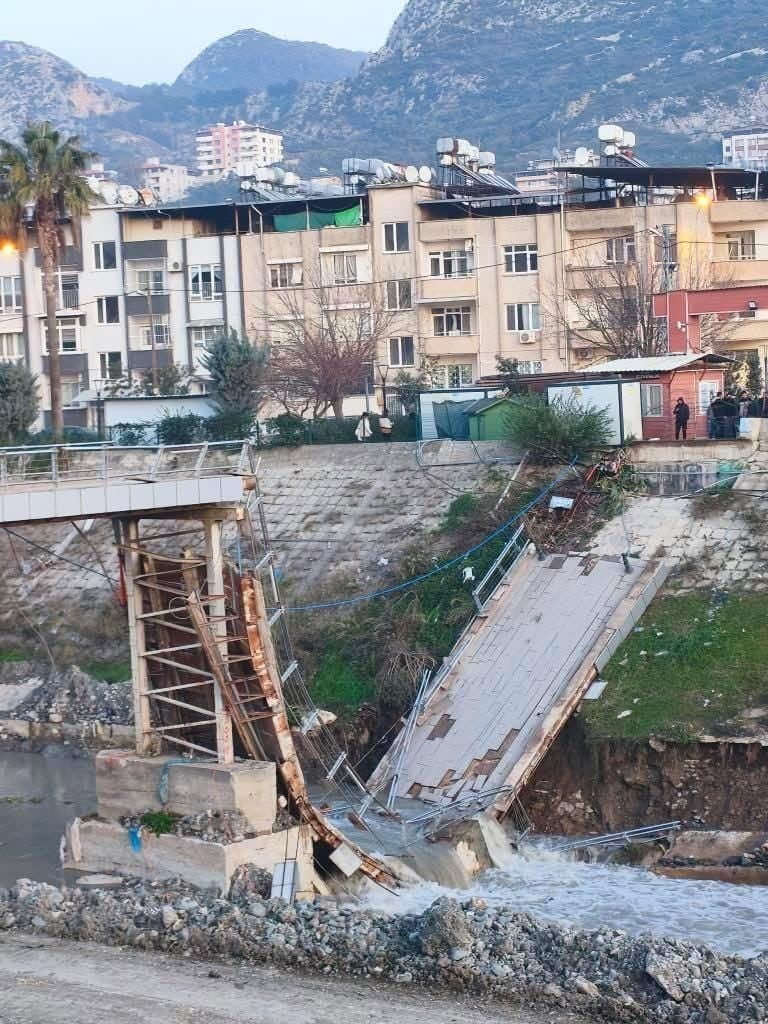 HATAY’DA YAYALARIN KULLANDIĞI BETON KÖPRÜ ÇÖKTÜ. ÇÖKME ESNASINDA KÖPRÜDE KİMSENİN OLMAMASIYSA...