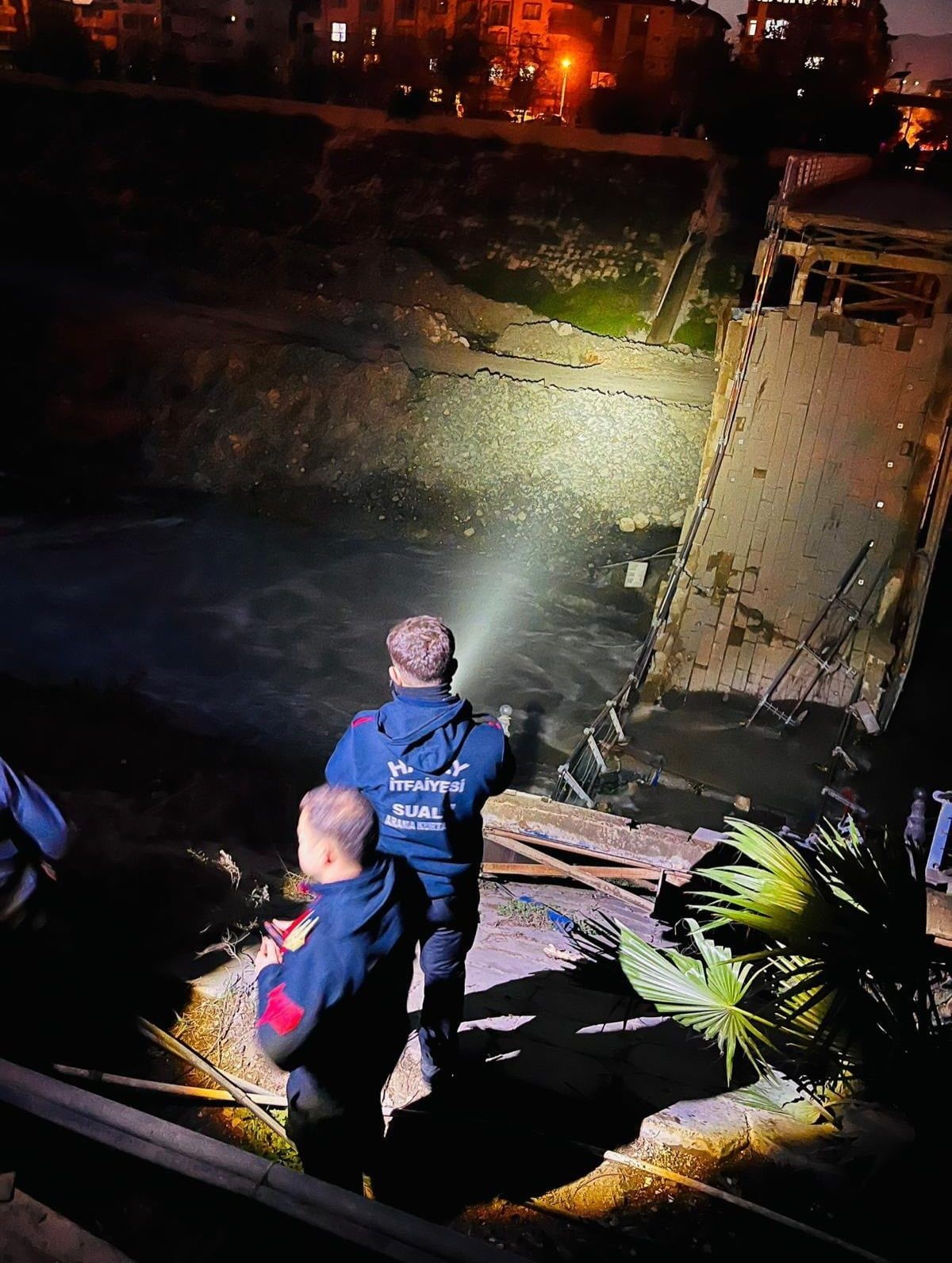 HATAY’DA YAYALARIN KULLANDIĞI BETON KÖPRÜ ÇÖKTÜ. ÇÖKME ESNASINDA KÖPRÜDE KİMSENİN OLMAMASIYSA...