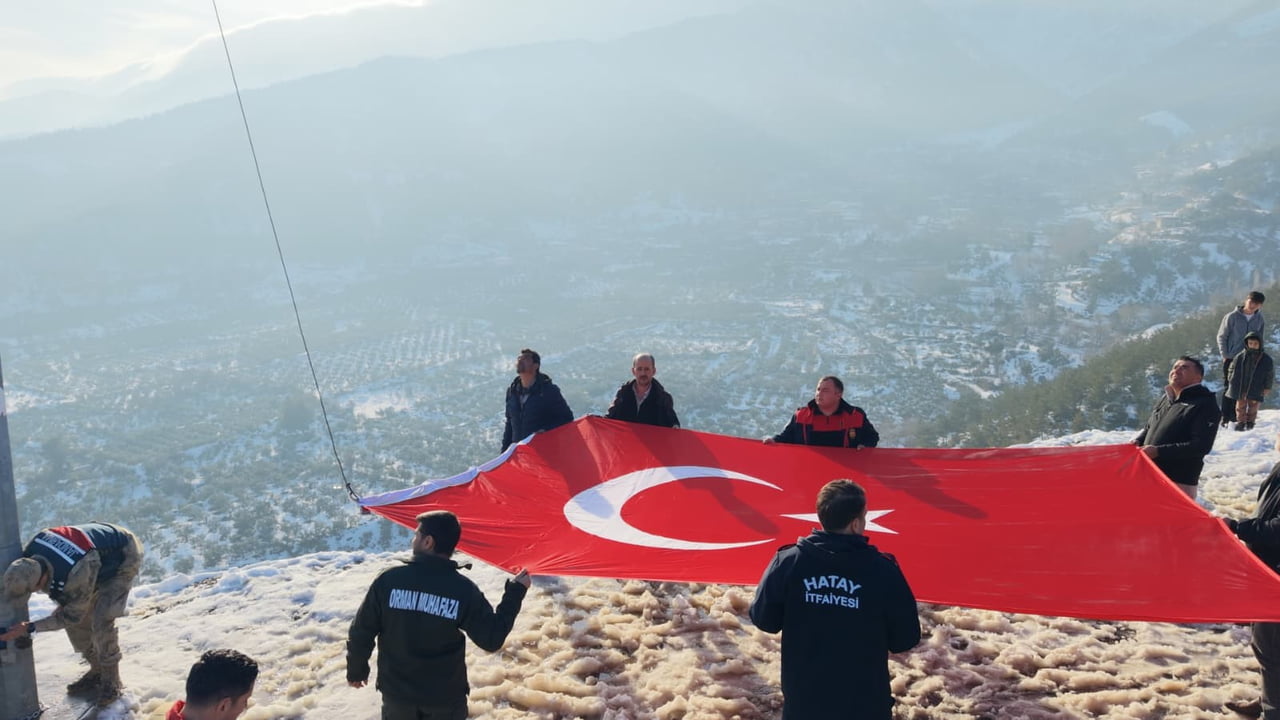 HATAY’IN ARPALIUŞAĞI MAHALLESİ’NDE YIPRANAN TÜRK BAYRAĞI,  JANDARMA VE İTFAİYE EKİPLERİNİN ORTAK...