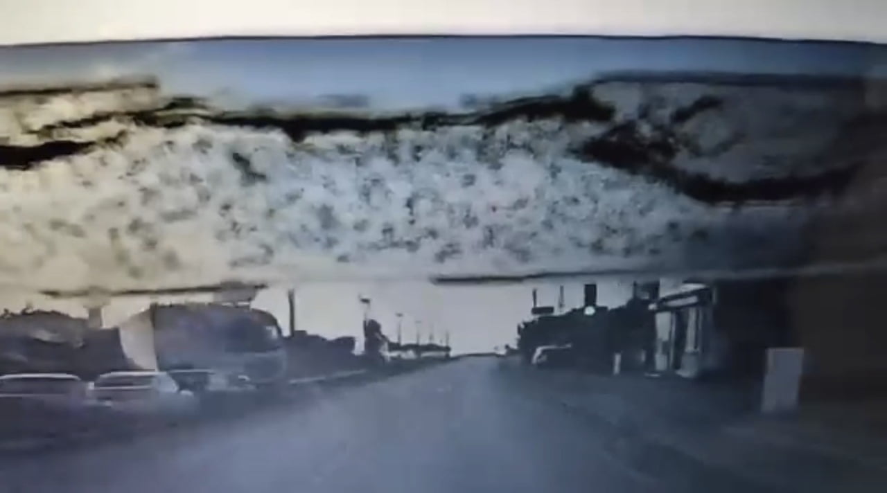 HATAY’IN ARSUZ İLÇESİNDE TIR, SERVİS ARACI VE 2 OTOMOBİLİN KARIŞTIĞI ZİNCİRLEME TRAFİK KAZASINDA...