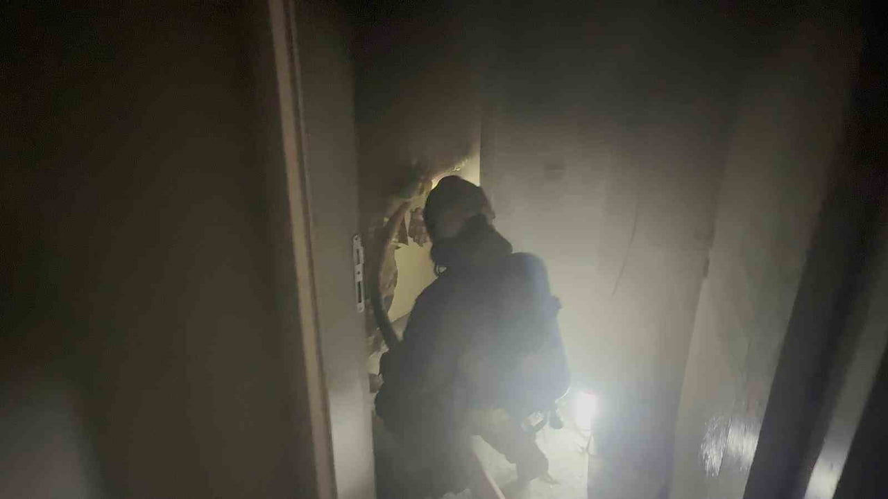 HATAY’IN DEFNE İLÇESİNDE BİNADA ÇIKAN YANGIN, BÜYÜMEDEN İTFAİYE EKİPLERİ TARAFINDAN SÖNDDÜRÜLDÜ....