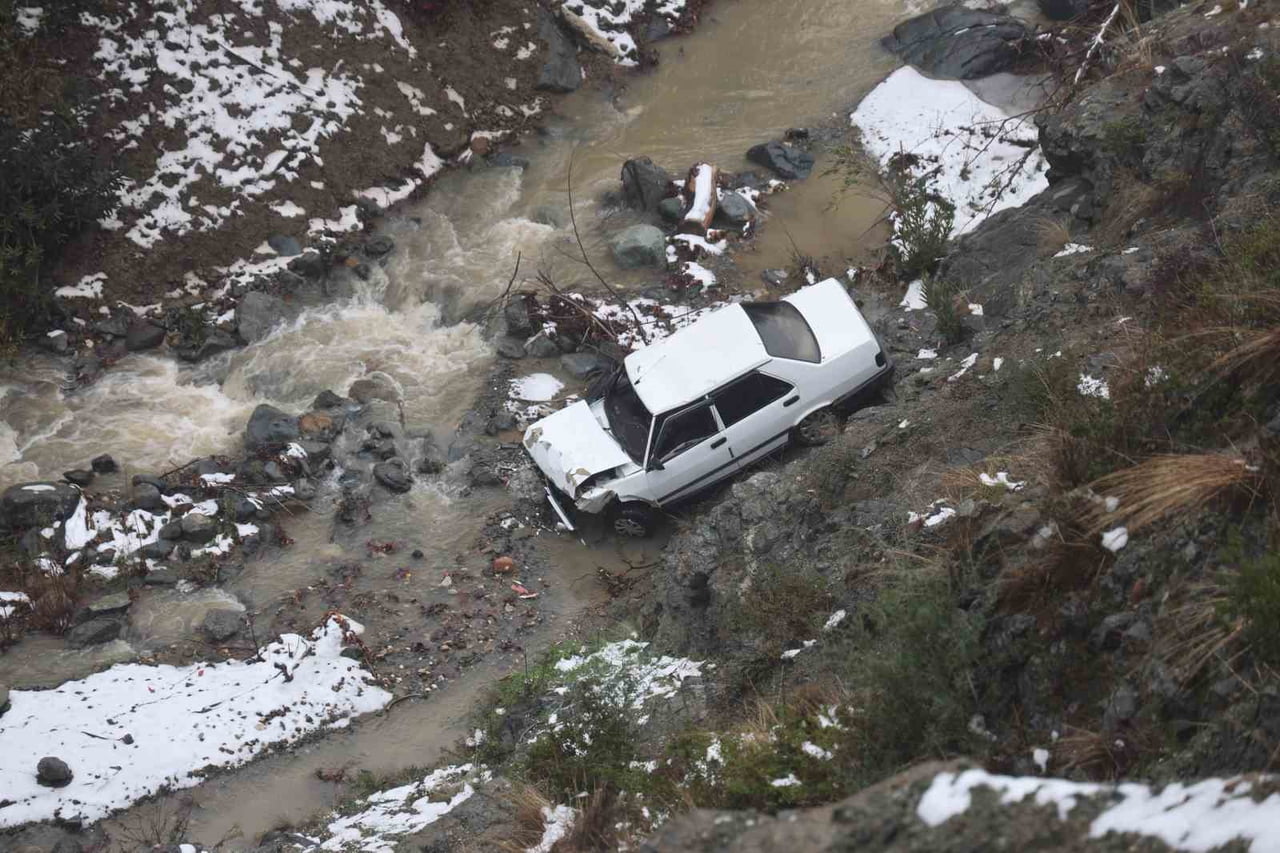 HATAY’IN DEFNE İLÇESİNDE SÜRÜCÜSÜNÜN KONTROLÜNÜ KAYBETTİĞİ TOFAŞ MARKA OTOMOBİL, UÇURUMDAN DEREYE...