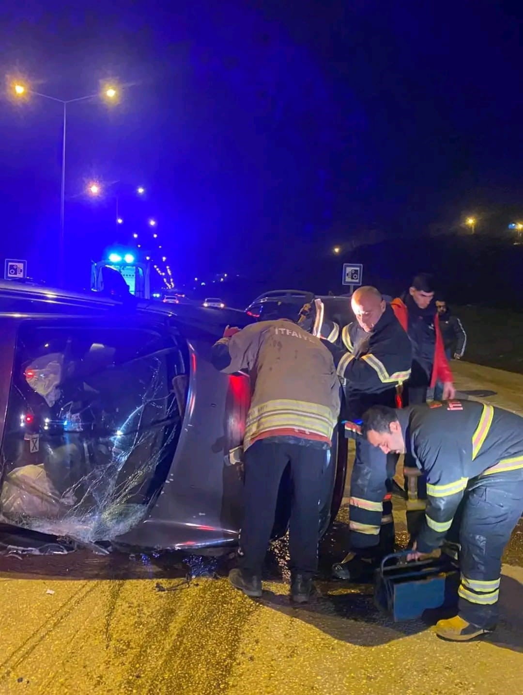 HATAY’IN DEFNE İLÇESİNDE VİDANJÖR ARACINA ÇARPAN OTOMOBİLİN DEVRİLDİĞİ KAZADA SÜRÜCÜ HAFİF...