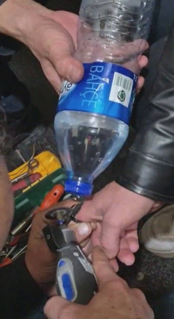 HATAY’IN KIRIKHAN İLÇESİNDE PARMAĞINA SIKIŞAN YÜZÜK, İTFAİYE EKİPLERİNİN MÜDAHALESİYLE...