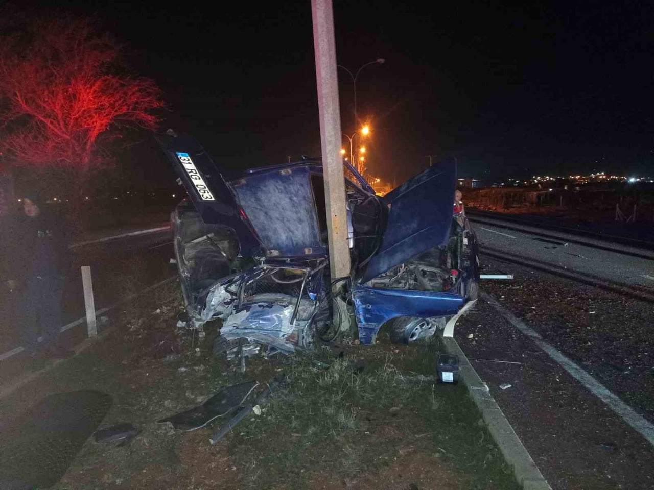 HATAY’IN REYHANLI İLÇESİNDE OTOMOBİLLE ÇARPIŞAN TOFAŞ MARKA OTOMOBİL, AYDINLATMA DİREĞİNE ÇARPARAK...