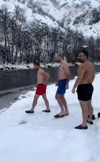 HAVA SICAKLIĞININ EKSİ 10 DERECEYE KADAR DÜŞTÜĞÜ TUNCELİ’DE ÜÇ ARKADAŞ, KARLAR ARASINDAN MAYOYLA...