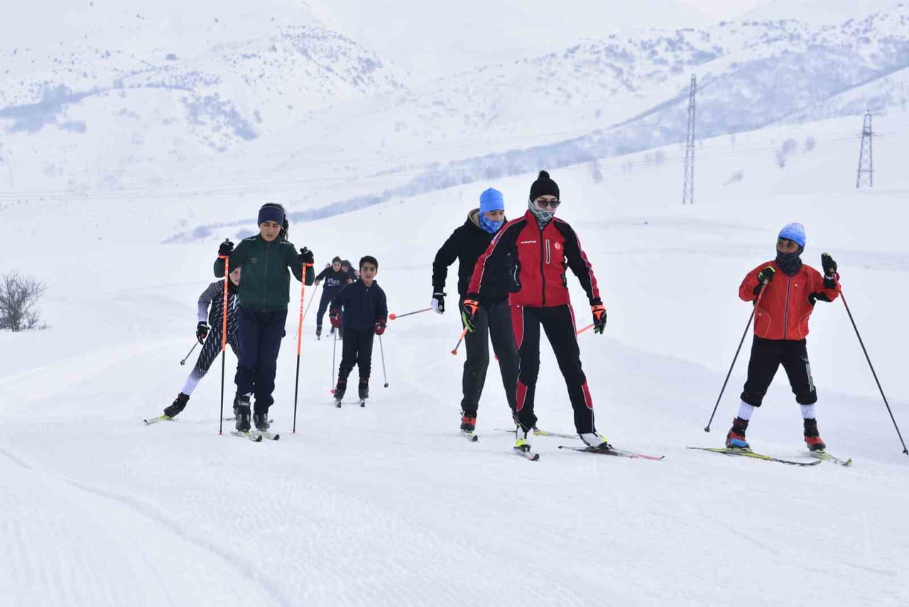 HAVA SICAKLIĞININ ZAMAN ZAMAN EKSİ 15 DERECEYE KADAR DÜŞTÜĞÜ KENTTE SPORCULAR, ZORLU KIŞ...