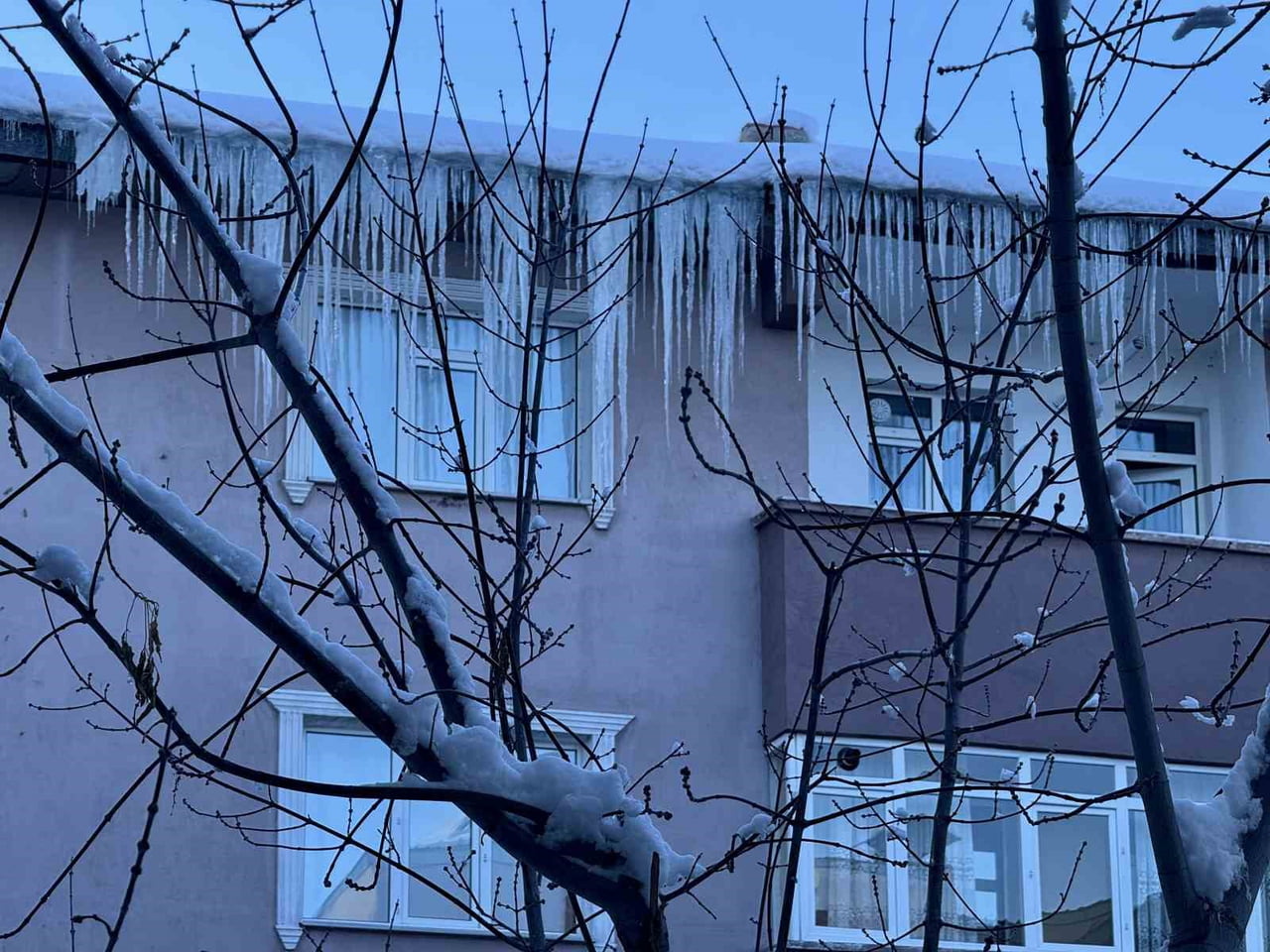 HAVA SICAKLIKLARININ EKSİ 20 DERECEYE DÜŞTÜĞÜ AĞRI’DA BİNA ÇATILARINDA OLUŞAN DEV BUZ SARKITLARI...