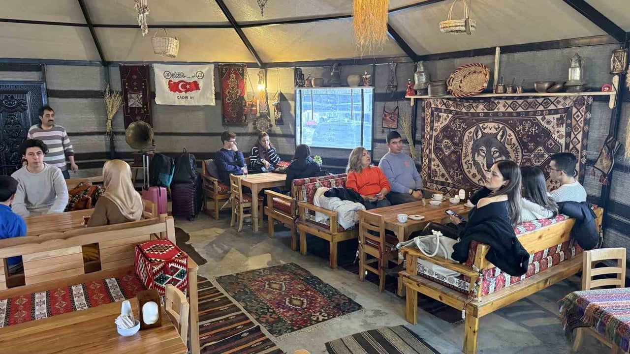 HAVAMAŞ’IN ÇUKUROVA İLÇESİNDEKİ DURAĞI, OTANTİK ÇADIR KONSEPTİYLE YOLCULARA HİZMET VERMEYE...