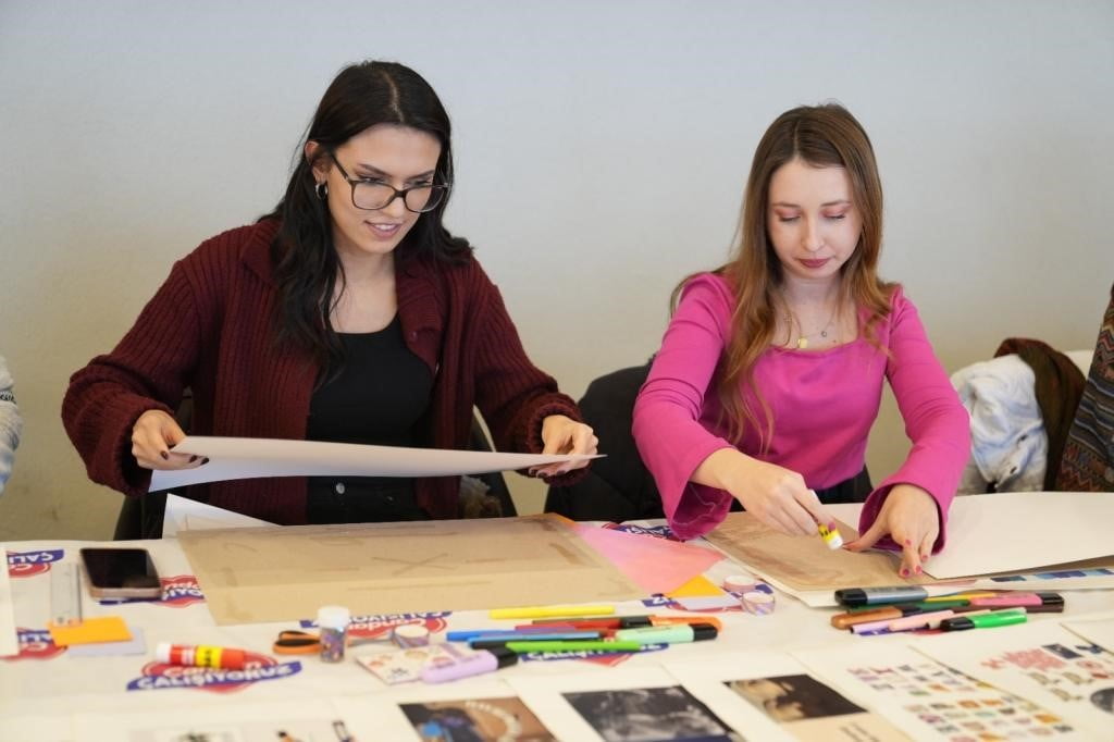 HAYAL PANOSU ETKİNLİĞİNDE KADINLAR, YAŞAM HEDEFLERİNİ SANATIN İYİLEŞTİRİCİ GÜCÜYLE GÖRÜNÜR KILARAK...