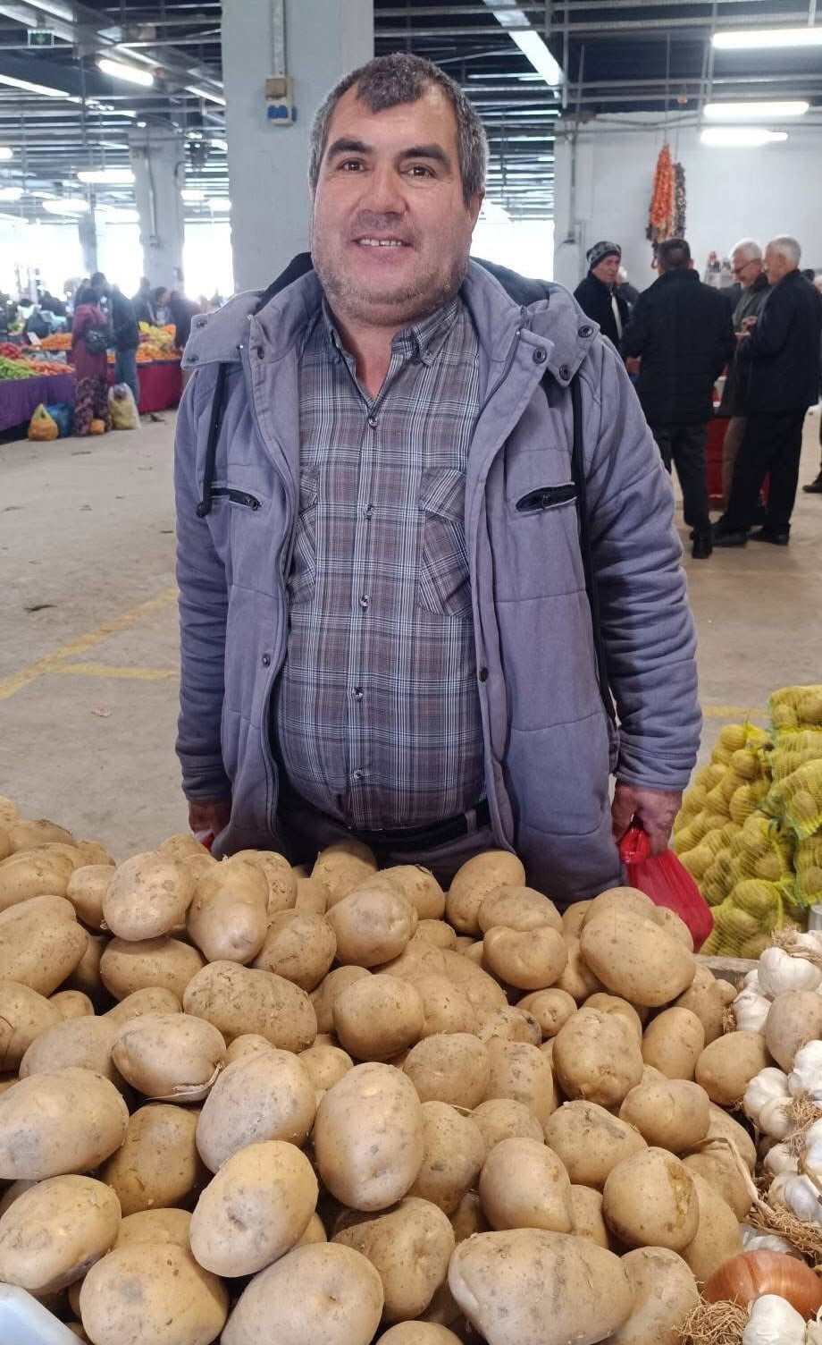 HER HAFTA CUMA GÜNLERİ SARIGÖL PAZARINDA PATATES SATTIĞINI BELİRTEN OSMAN AYŞAKAR, "İNANIN BÖYLE...