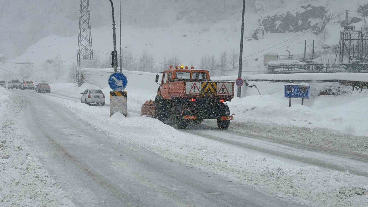 HOPA-BORÇKA KARAYOLUNDA ETKİLİ OLAN KAR YAĞIŞI VE TİPİ NEDENİYLE ULAŞIMDA AKSAMALAR YAŞANIRKEN...