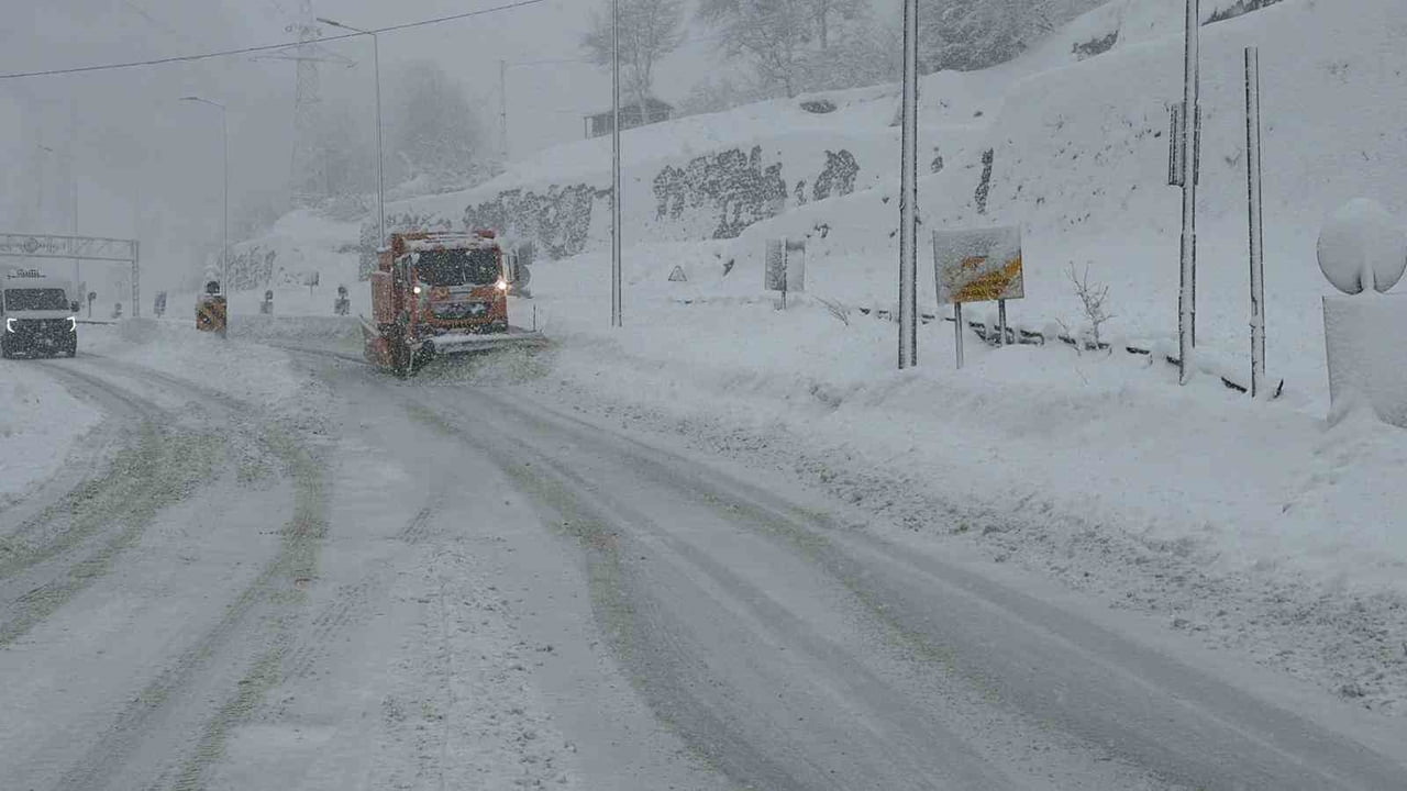 HOPA-BORÇKA KARAYOLUNDA ETKİLİ OLAN KAR YAĞIŞI VE TİPİ NEDENİYLE ULAŞIMDA AKSAMALAR YAŞANIRKEN...