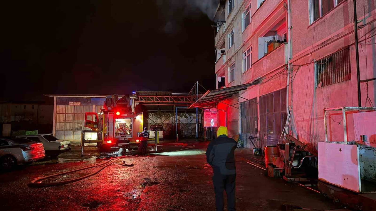 HOPA İLÇESİNDE GECE SAATLERİNDE BİR APARTMAN DAİRESİNDE ÇIKAN YANGIN PANİĞE NEDEN OLDU