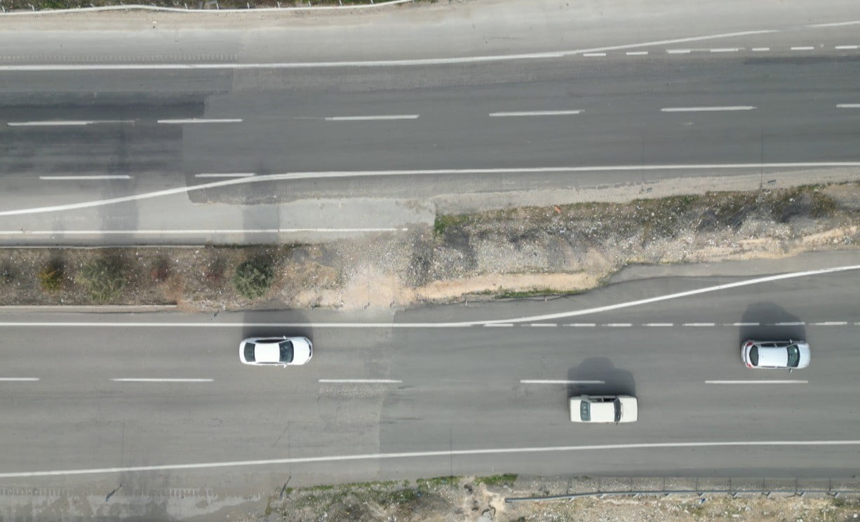 HRAMANMARAŞ MERKEZLİ 6 ŞUBAT DEPREMLERİ SONRASI 7 METRE KAYAN YOLUN GÖRÜNTÜSÜ DİKKAT ÇEKİYOR....