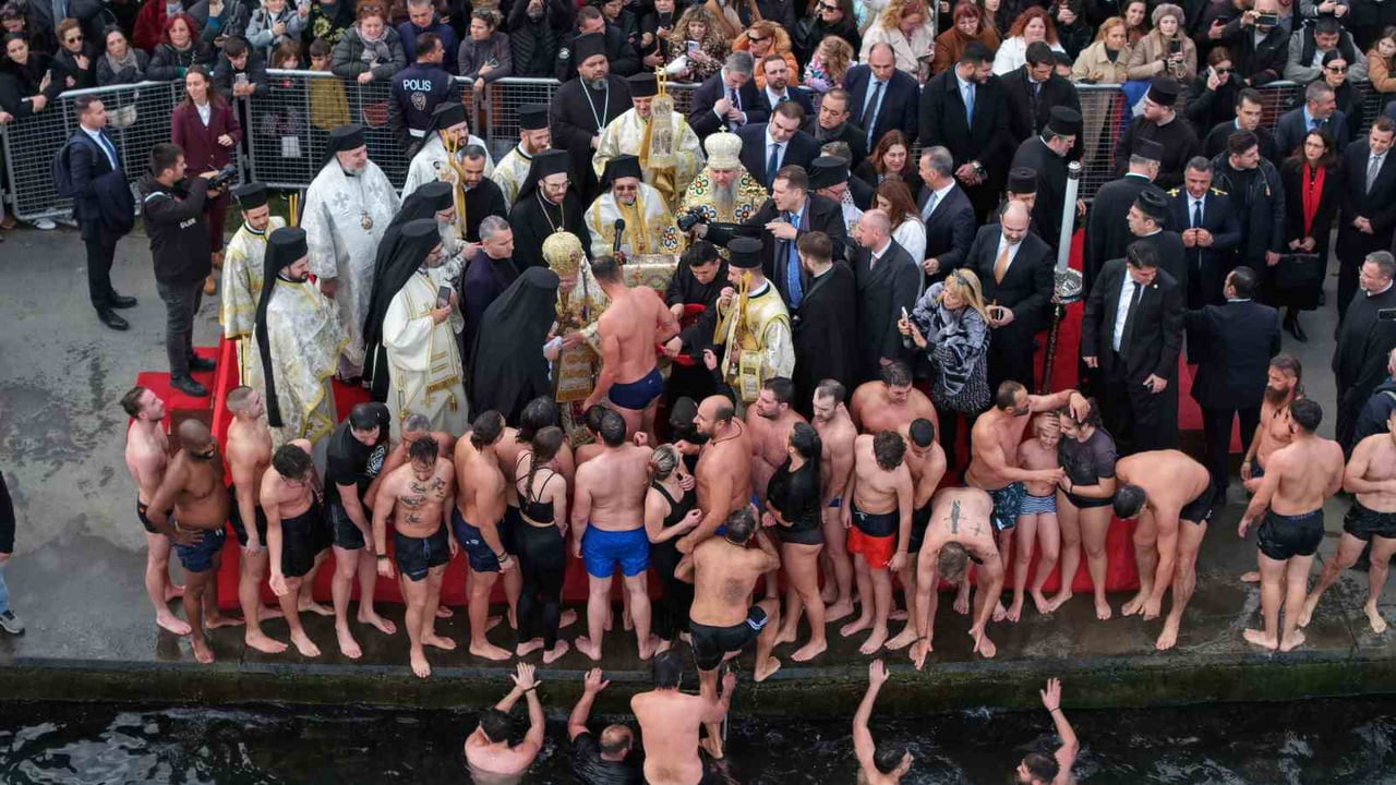 HRİSTİYAN İNANCINA GÖRE HZ. İSA'NIN DOĞUMU VE VAFTİZ EDİLMESİNİN YIL DÖNÜMÜ OLDUĞU GÜN İNANCIYLA...