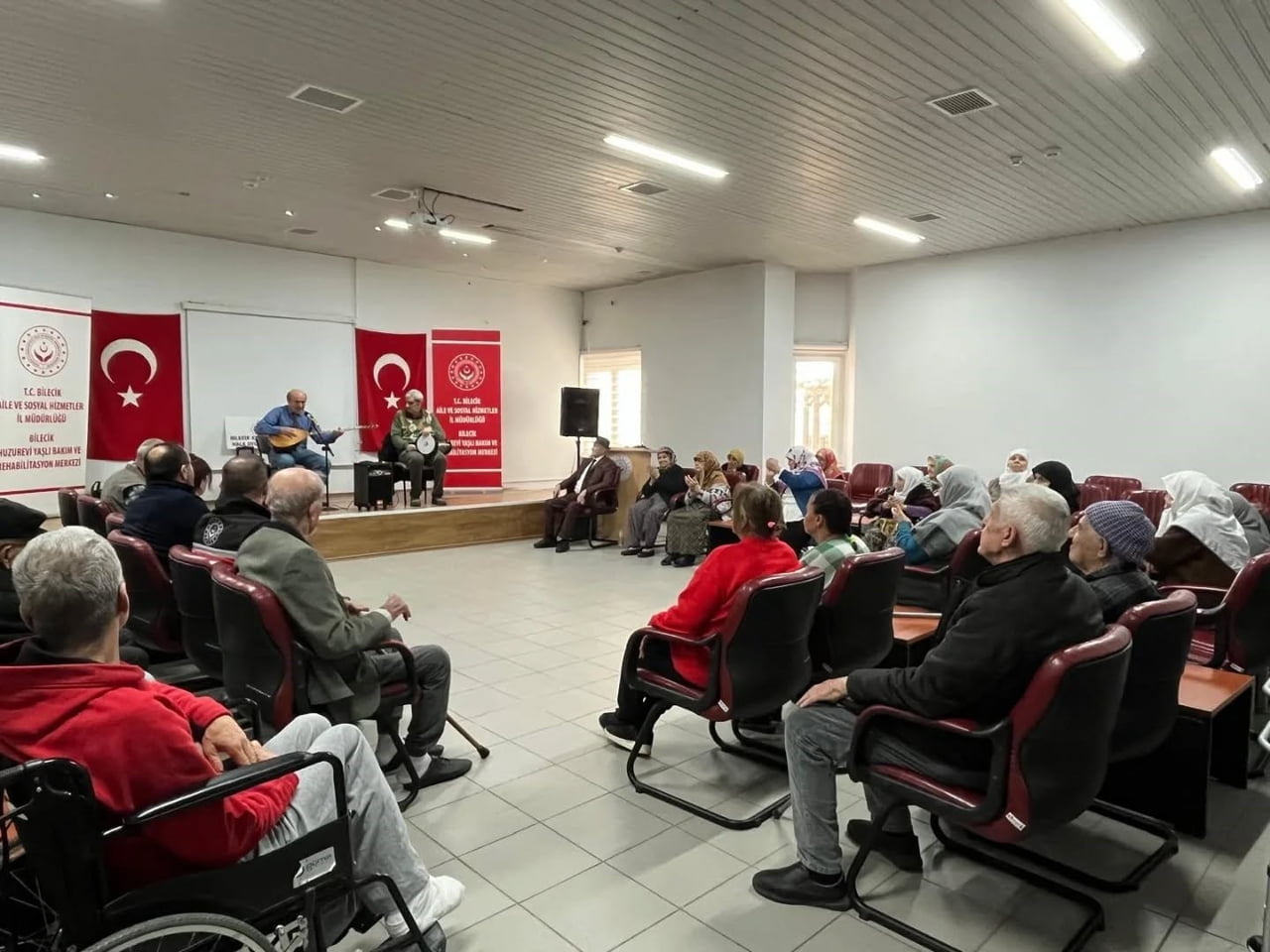 HUZUREVİNDE  HALK OYUNLARI İLE RENKLİ ANLAR YAŞANDI