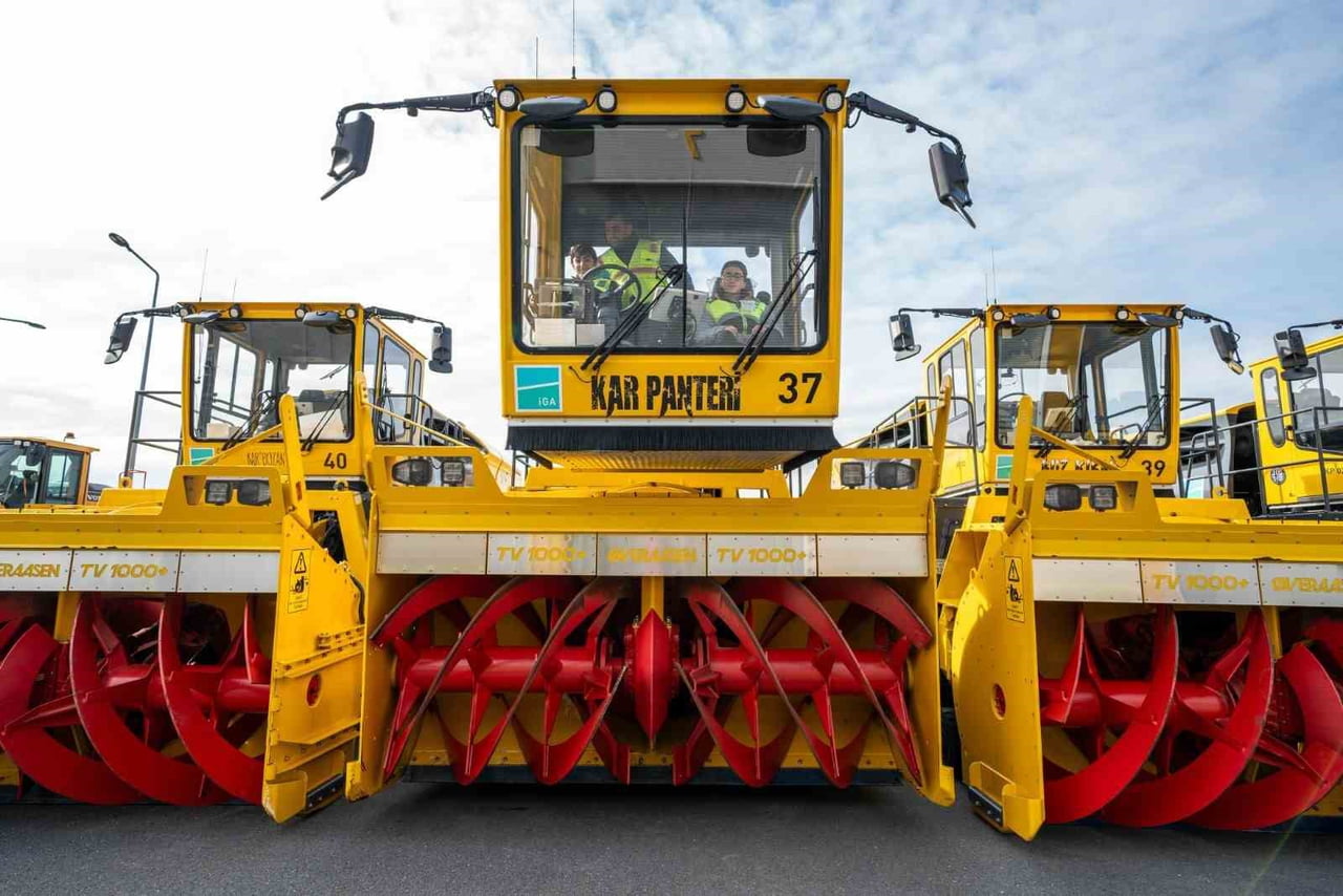 İGA İSTANBUL HAVALİMANI, KARLA MÜCADELESİNE GENÇLERİ DE ORTAK ETTİ. APRON SAHASINDA GÖREV YAPAN...