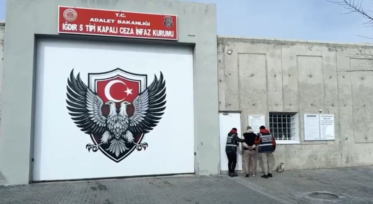 IĞDIR'DA HAKKINDA "KASTEN ADAM ÖLDÜRME" SUÇUNDAN KESİNLEŞMİŞ HAPİS CEZASI BULUNAN ŞAHIS, SINIR...