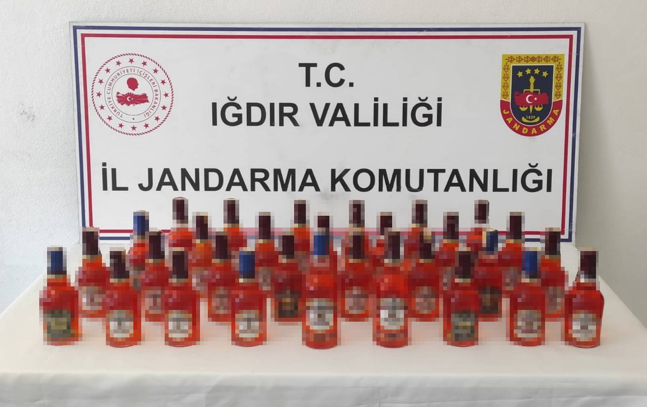 IĞDIR'DA KARGO KUTULARI İÇERİSİNDE TOPLAM 40 LİTRE KAÇAK VİSKİ ELE GEÇİRİLDİ