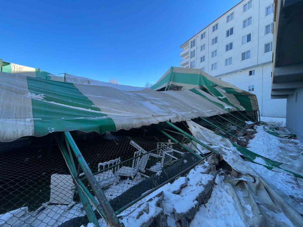 IĞDIR'IN TUZLUCA İLÇESİNDE DÜĞÜN SALONU OLARAK KULLANILAN HALI SAHA, GÜNLERDİR ETKİLİ OLAN KAR...