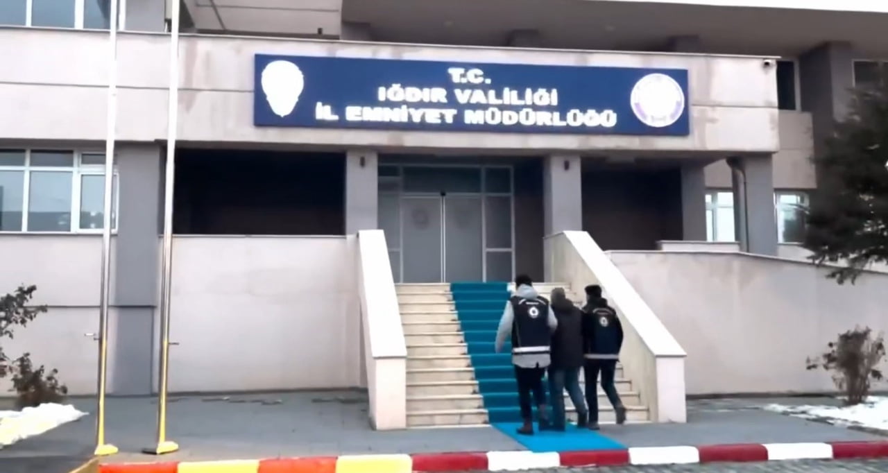 IĞDIR’DA 5 DÜZENSİZ GÖÇMEN YAKALANDI, SÜRÜCÜ TUTUKLANDI
