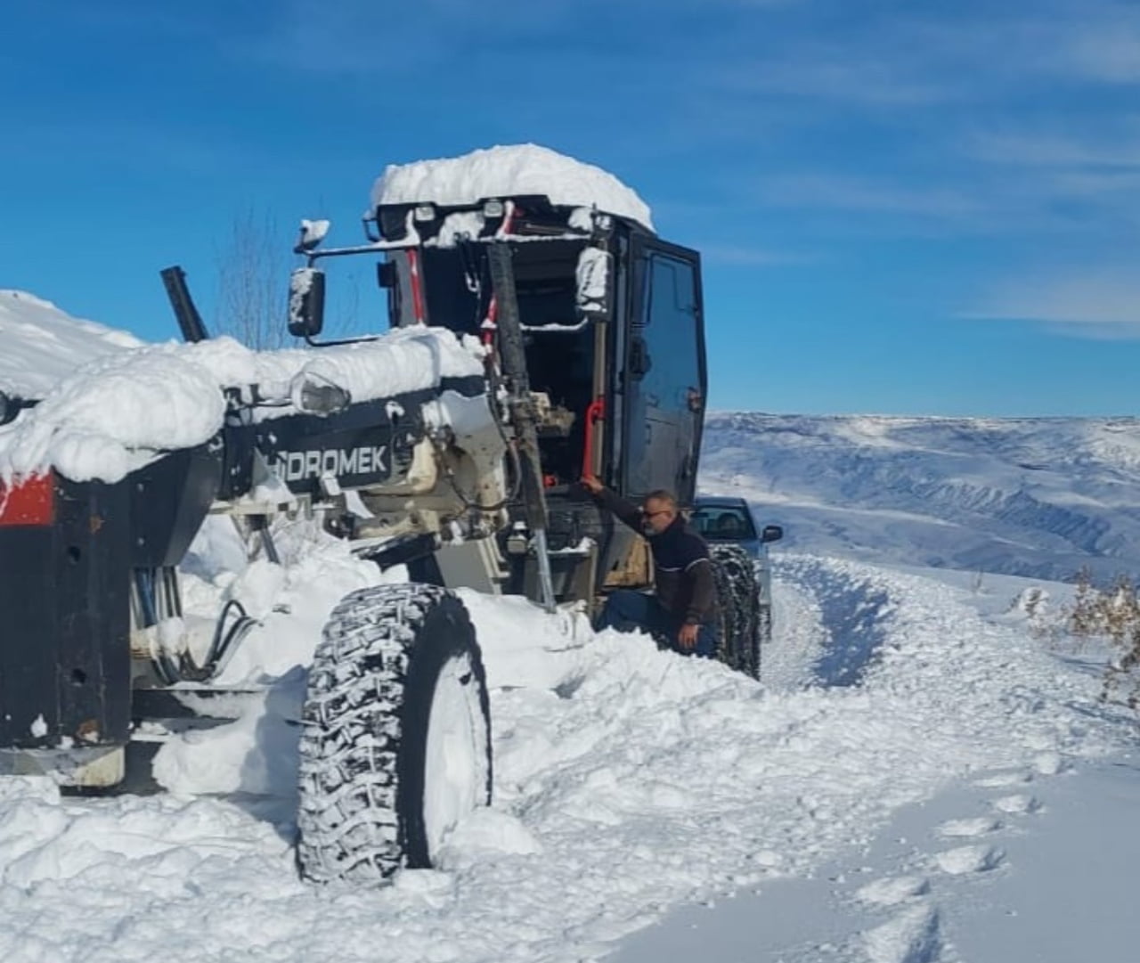 IĞDIR’DA KAPALI KÖY YOLLARINDA ÇALIŞMALAR SÜRÜYOR