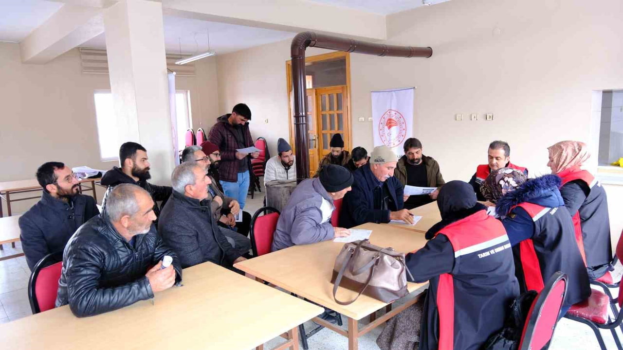 İL TARIM VE ORMAN MÜDÜRLÜĞÜ KÖYLERDE ÇİFTÇİLERLE BULUŞUYOR