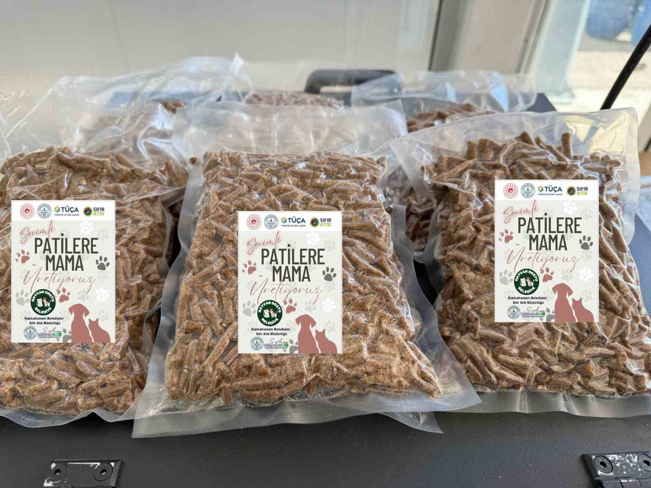 İLÇE GENELİNDEKİ LOKANTALARDAN TOPLANAN YEMEK ATIKLARI, BELEDİYEYE AİT TESİSLERDE İŞLENEREK, SOKAK...