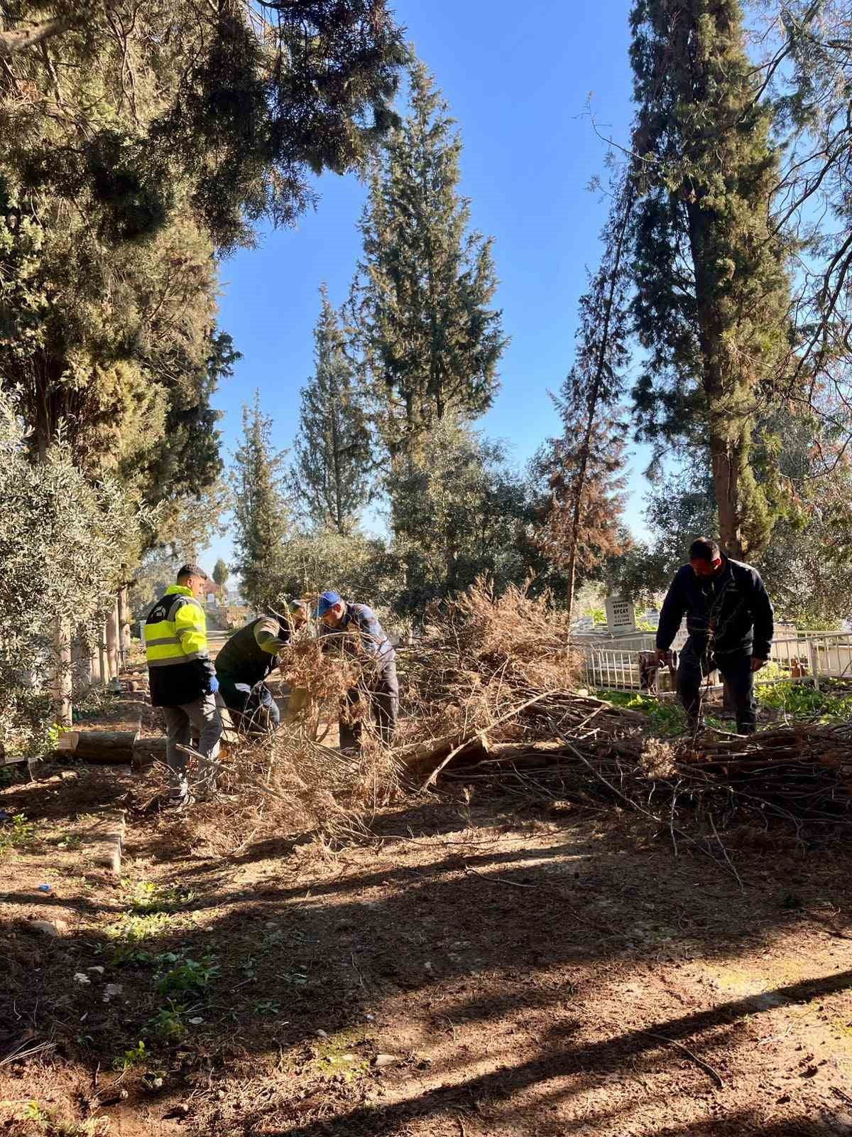 İLÇE GENELİNDEKİ MEZARLIKLARIN BAKIMLARININ ARALIKSIZ SÜRECEĞİNİ VURGULAYAN SULTANHİSAR BELEDİYE...