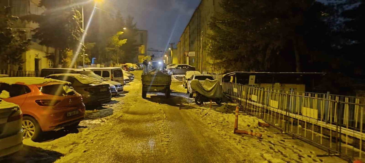 İLDE ETKİLİ OLAN KAR YAĞIŞI VE OLUMSUZ HAVA ŞARTLARINA KARŞI, VATANDAŞLARIN CAN VE MAL GÜVENLİĞİNİ...