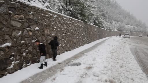 İlk kez kar yağışını izlediler... Çocuklar doyasıya eğlendi