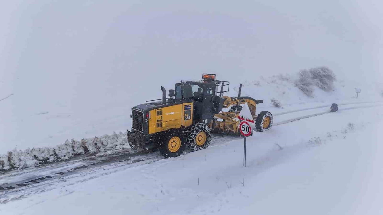 İLKADIM BELEDİYESİ, İLÇEDE ETKİLİ OLAN KAR YAĞIŞI NEDENİYLE GECE-GÜNDÜZ DEMEDEN KARLA MÜCADELE...