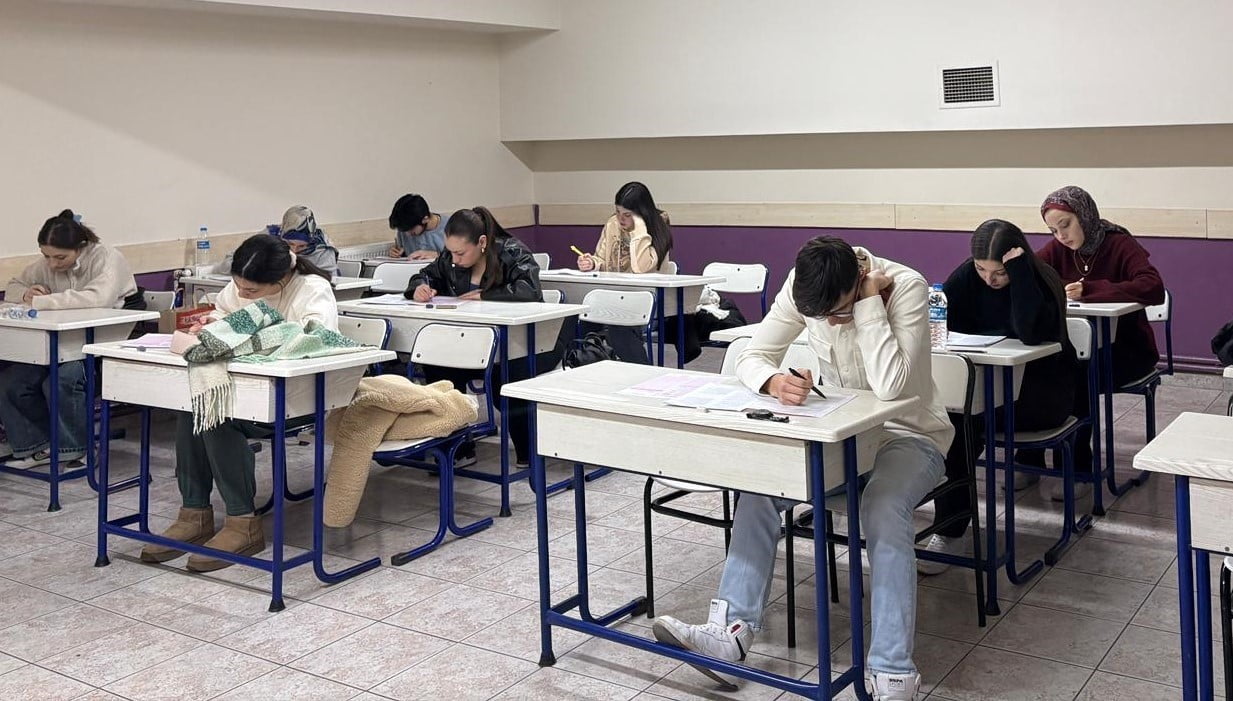 İLKADIM BELEDİYESİ SÖMESTR TATİLİNDE 4 FARKLI MERKEZDE YKS VE LGS ÖĞRENCİLERİNE YÖNELİK SINAVLARA...