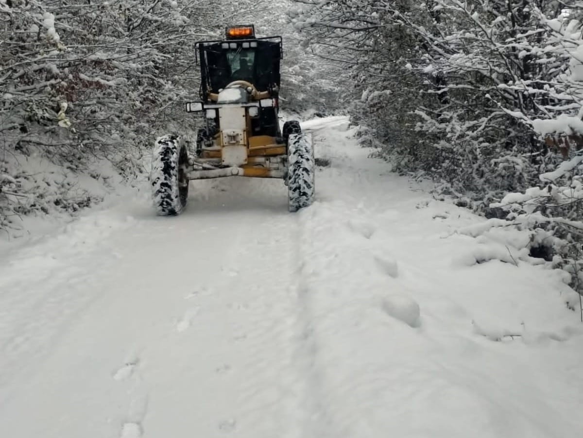 İLKADIM İLÇESİNDE ETKİLİ OLAN KAR YAĞIŞI SONRASI BELEDİYE EKİPLERİ, ULAŞIMIN AKSAMAMASI VE GÜNLÜK...