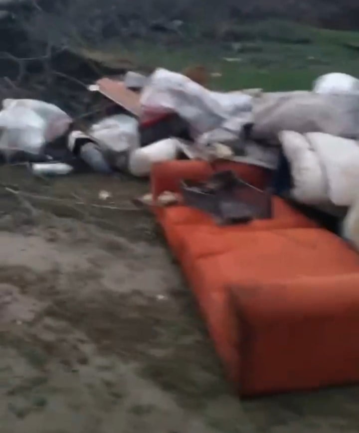 İNEGÖL'DE MOLOZ DOLU ÇUVALLAR İLE ATIK MOBİLYALARI BOĞAZKÖY BARAJI MEVKİİNE ATARAK ÇEVRE...