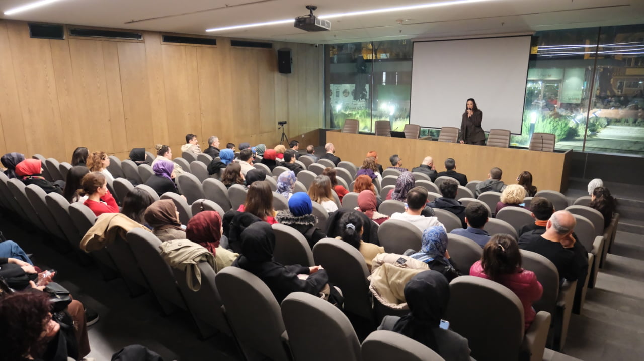 İNEGÖL BELEDİYESİ, OTİZMLİ ARAŞTIRMACI YAZAR ESPİNA HANDE AYAS’IN KONUŞMACI OLARAK KATILDIĞI "NRM...
