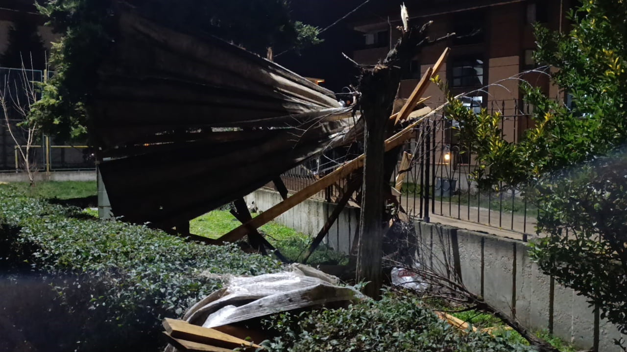 İNEGÖL’DE ŞİDDETLİ LODOS ÇATILARI UÇURDU: ARAÇLAR ZARAR GÖRDÜ